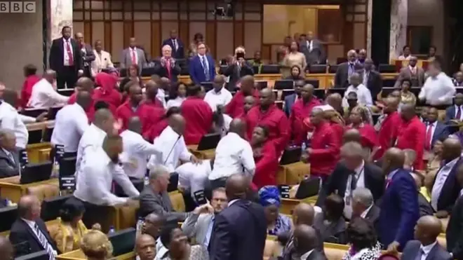 أعضاء البرلمان حاولوا منع رئيس جنوب افريقيا جاكوب زوما من إلقاء خطابه السنوي أمام البرلمان.