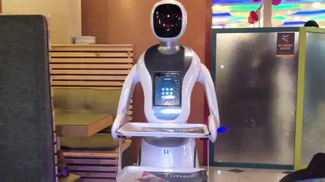 د افغانستان پلازمېنه کابل کې د یوه خوړنځي څښتن له چین یو روباټ راوړی، چې ظاهراً مشتریان پرې خوښ ساتي او هغوی ته خواړه وروړي. نور وېډیو کې لیدلی شئ.