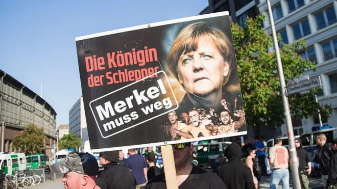 Muchos han protestado contra las políticas de migración de Merkel.