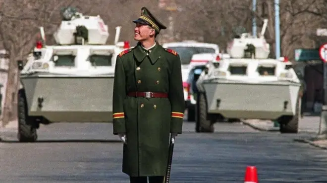 탈북자 색출을 위해 중국 베이징 한국 대사관 인근 도로가 통제된 모습