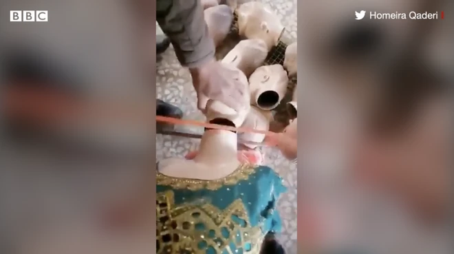 Taliban cắt đầu ma nơ canh