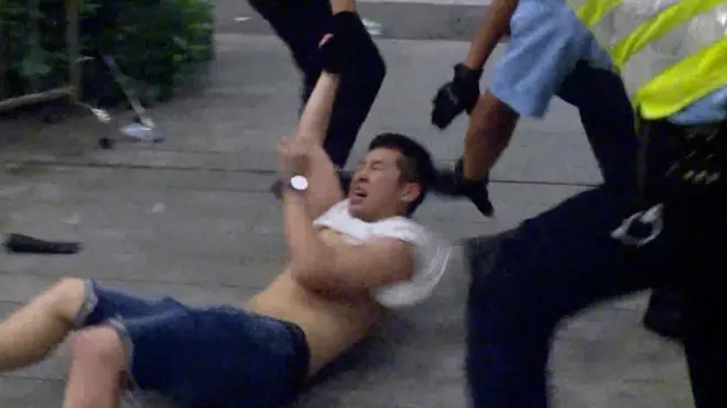 اشتباكات عنيفة بين الشرطة والمحتجين في هونغ كونغ