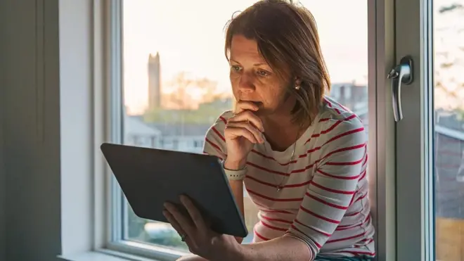 태블릿을 보는 여성