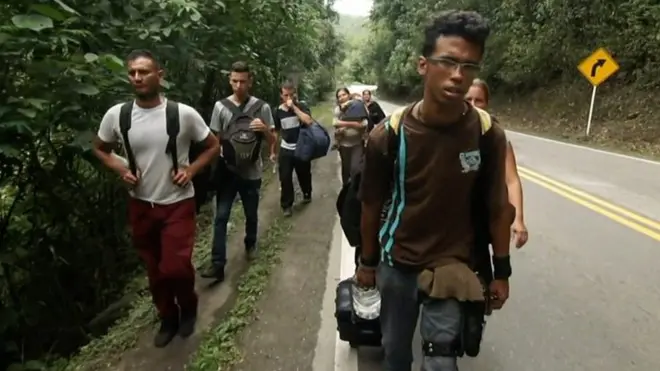 Migrantes venezolanos caminando rumbo a Perú