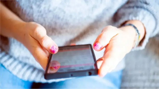 Cinquante-sept pour cent des femmes âgées de 18 à 34 ans ont déclaré avoir reçu des messages ou des images sexuellement explicites qu'elles n'avaient pas demandés, selon une étude du Pew Research Center.