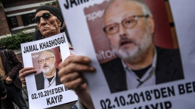 Manifestantes segurando cartazes com foto do jornalista desaparecido e crítico do governo da Arábia Saudita, Jamal Khashoggi, com a legenda: "Jamal Khashoggi está desaparecido desde 2 de outubro". Manifestação ocorreu em frente ao consulado da Arábia Saudita em Istambul, em 9 de outubro