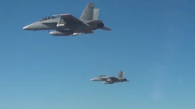 美軍曾使用3架F/A-18超級大黃蜂戰機釋放Perdix無人機群