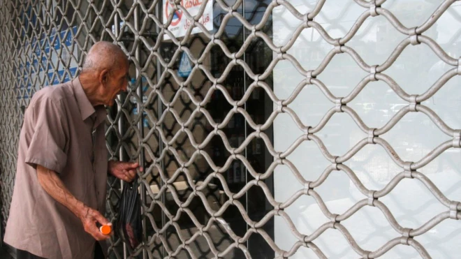 حذرت نقابة مستوردي الأدوية وأصحاب المستودعات في لبنان من أنه "لن يبقى دواء في لبنان" في غضون أسابيع قليلة