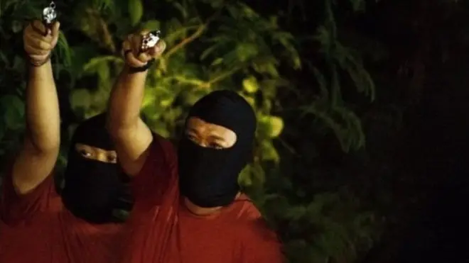 Sejumlah anggota tim penyidik Bareskrim Polri memperagakan adegan saat rekonstruksi kasus penembakan enam anggota laskar Front Pembela Islam (FPI) di Karawang, Jawa Barat, Senin (14/12/2020) dini hari.