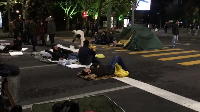 Etiraz iştirakçılarının bir hissəsi gecə meydanda qalıb