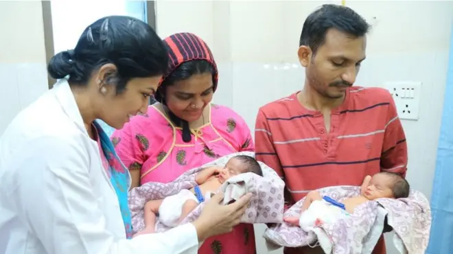 కవల పిల్లలతో డాక్టర్ పద్మశ్రీ,, భాగ్యలక్ష్మి దంపతులు