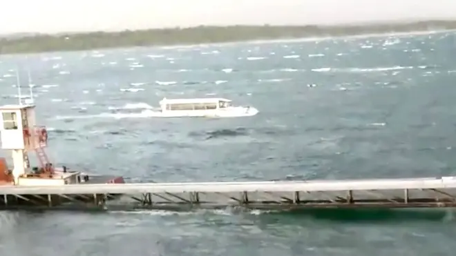 ソーシャルメディアに投稿された動画には、嵐の中でテーブルロック湖を航行する水陸両用ボートの様子がとらえられている