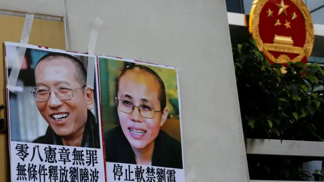 香港市民到香港中聯辦外遊行示威要求中國當局釋放諾貝爾和平獎獲得者劉曉波。