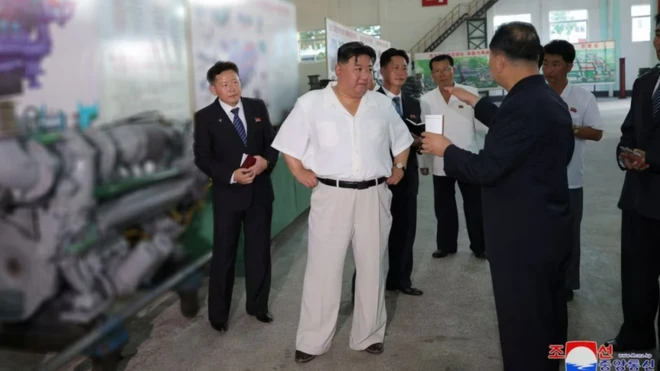 Nhà lãnh đạo Bắc Hàn Kim Jong Un thị sát Tổ hợp máy Pukjung và một nhà máy sản xuất vũ khí lớn tại một địa điểm không được tiết lộ ở Bắc Hàn. Ảnh do Thông tấn xã Bắc Hàn (KCNA) công bố và Reuters có được vào 3/9/2023