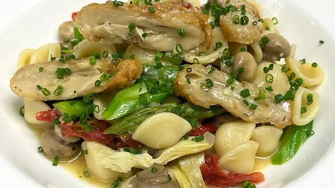 Plato de pasta con carne cultivada