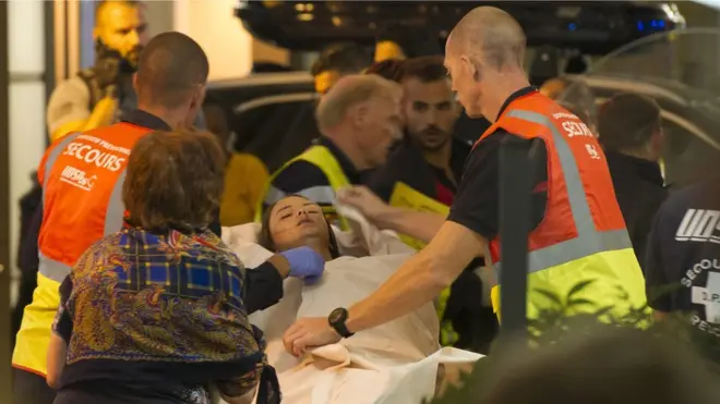 Los servicios de emergencia trataban de atender a las decenas de heridos que dejó el ataque ocurrido cuando los franceses celebraban el Día de la Bastilla, la fiesta nacional.