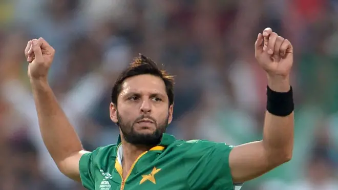 آفریدی پی ایس ایل کے تیسرے ٹورنامنٹ میں کراچی کنگز میں شامل تھے لیکن اب ان کے راستے جدا ہو گئے ہیں