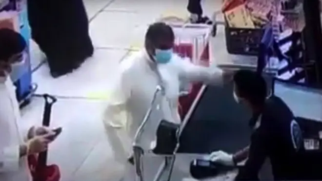 كويتي يضرب مصري يجدد الجدل حول العمالة الوافد