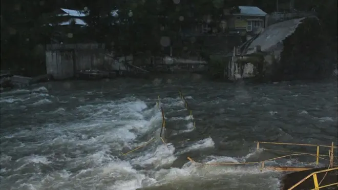 اس پل پر بیک وقت چار سے زیادہ افراد نہںی گذر سکتے تھے