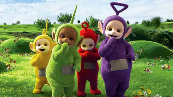 Tinky Winky (kanan) bersama teman-temannya dalam serial Teletubbies, Laa-Laa, Dipsy dan Po