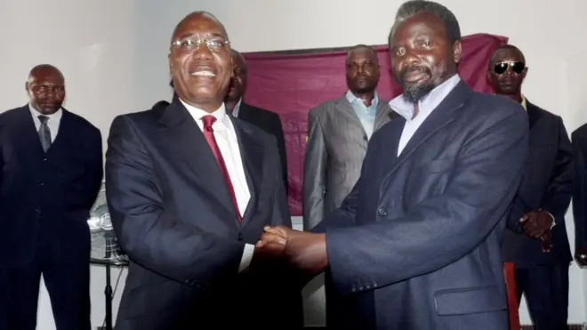 Le Pasteur Ntumi avec un représentant du gouvernement du Congo-Brazzaville lors des négociations de paix en 2009