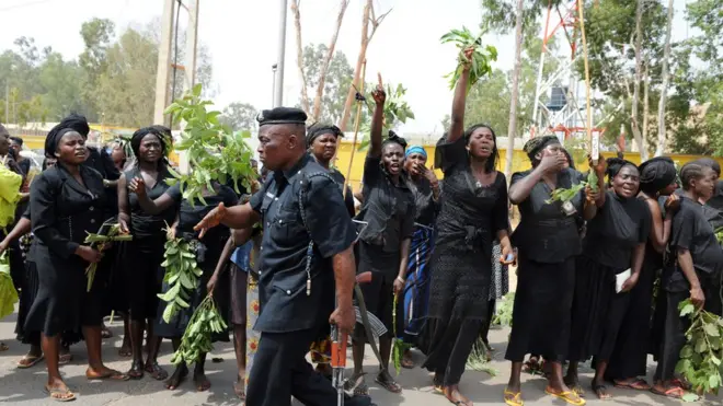 Women wey dey mourn people wey herdsmen kill.