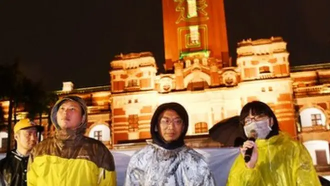 時代力量立委洪慈庸（前右起）、立委徐永明與黨主席黃國昌等人到總統府前抗議勞基法修法，6日晚間並在總統府外牆打上「退回勞基法」等雷射光雕表達訴求。