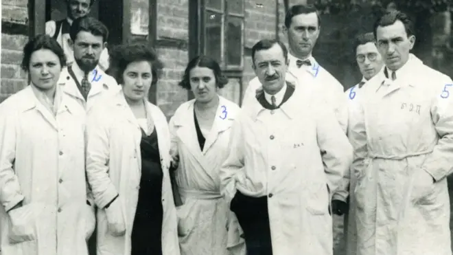 Milenko Materni (u prvom redu sa brkovima) sa kolegama 1925. godine prilikom otvaranja Sekcije za dečiju medicinu Srpskog lekarskog društva