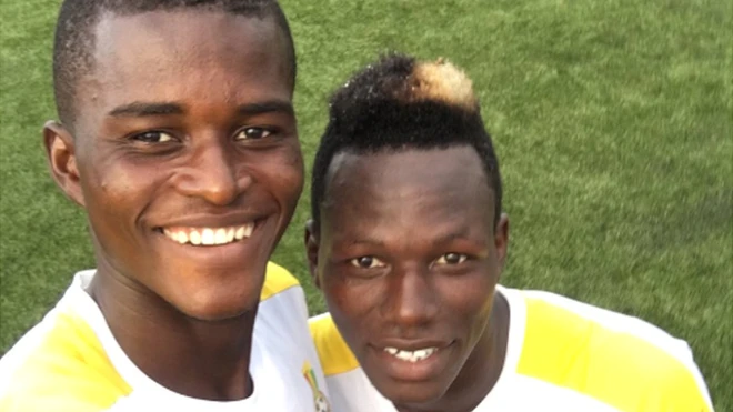 A gauche, Samuel Sarfo, ancien membre de sécurité devenue l'un des black stars du Ghana.