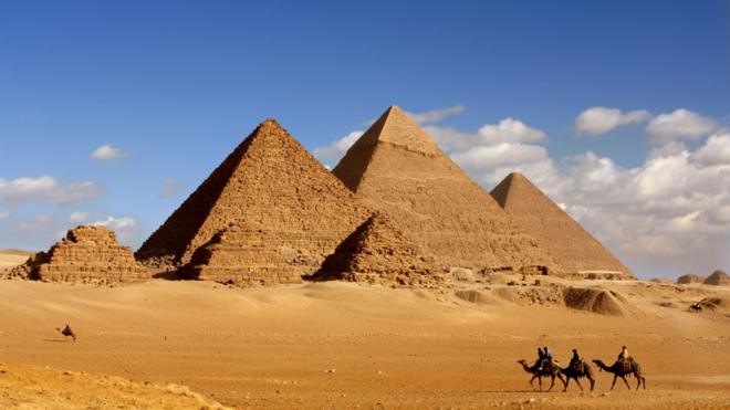 La Gran Pirámide de Guiza (a la derecha)