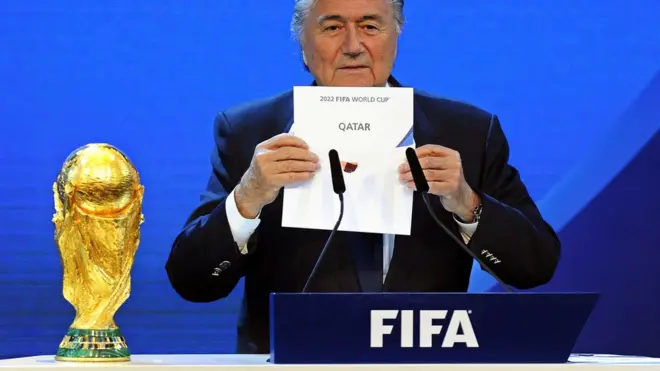 Joseph Blatter, então presidente da Fifa, anunciando o Catar como sede da Copa, aindabonus betano como funciona2010; recentemente, ele disse que escolha foi 'um erro'