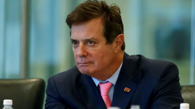 بول مانافورت المدير السابق لحملة ترامب الانتخابية جالس في اجتماع