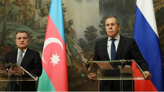 Azərbaycan Xarici İşlər naziri Ceyhun Bayramov (solda) və Rusiya Xarici İşlər naziri Sergey Lavrov (sağda)