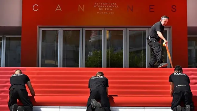 Червона доріжка Канн до зустрічі гостей готова