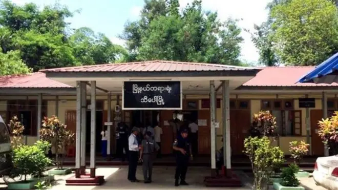 သြဂုတ်လ ၄ ရက်နေ့က ဒီအမှုကို စစ်ဆေးခဲ့ရာမှာလည်း တရားစွဲ ခံရသူ သတင်းထောက်တွေက နယ်ဝေးက လာတဲ့သူတွေဖြစ်တဲ့အတွက် အမှု စစ်ဆေးမှု ကြန့်ကြာနိုင်တယ်ဆိုတဲ့ အကြောင်းပြချက်နဲ့ အာမခံ ငြင်းပယ်ထားခံရဖူး