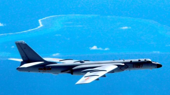 2016年7月，南海仲裁案结果宣布后，中国的轰6战机飞过南海岛礁（资料图）。