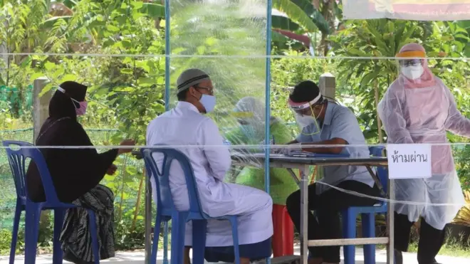 เจ้าหน้าที่สาธารณสุขตรวจคัดกรองประชาชนใน อ.เมืองยะลา เมื่อวันที่ 20 เม.ย. ในช่วงที่ผ่านมา จ.ยะลา ได้ตรวจหาเชื้อผุ้ป่วยตามมาตรการเชิงรุกไปแล้วกว่า 3,000 คน