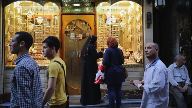 يستخدم الذهب كأداة للتحوط من التضخم والاضطرابات الاقتصادية والمالية. وتتأثر أسعاره بمجموعة من العوامل.