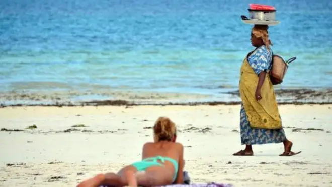 Mukerarugendo aryamye ku mwaro