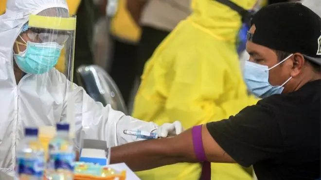 Sejumlah pekerja migran Indonesia menjalani rapid test saat tiba dari Malaysia di Terminal 2 Bandara Juanda, Sidoarjo, Jawa Timur, April lalu.