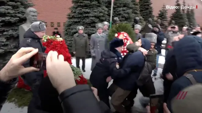"Гори у пеклі" - москвич пожбурив квітами у могилу Сталіна