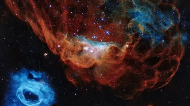 سحابی عظیم و قرمز NGC۲۰۱۴ و همسایه آبی‌رنگ و کوچک‌ترش، NGC۲۰۲۰ در ابر ماژلانی بزرگ