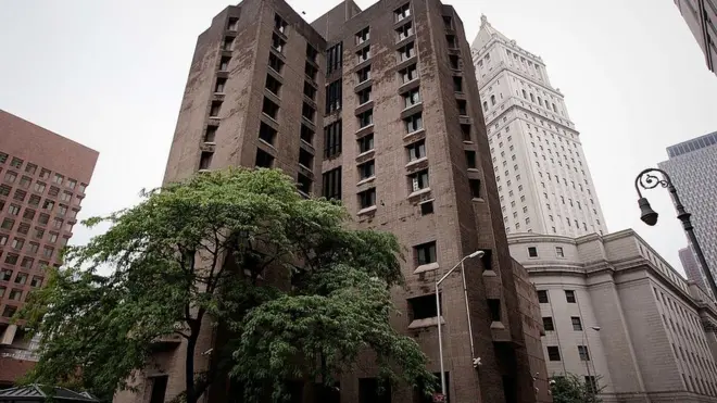 엡스타인은 10일 뉴욕 맨해튼의 메트로폴리탄 교도소에서 숨진 채 발견됐다