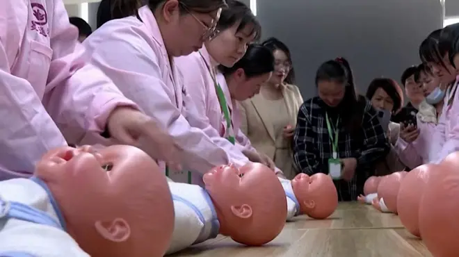 चीनमा धाईको तालिम लिँदै