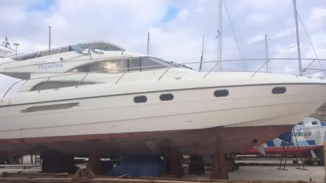 Яхта, проходящая в инспекции как лаборатория