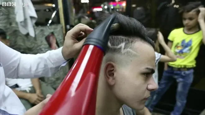 مراهق مصري يسرح شعره