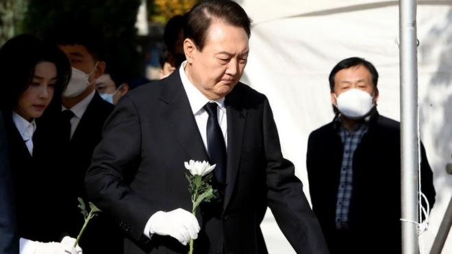 El presidente de Corea del Sur, Yoon Suk-yeol, y su esposa, Kim Kun-hee, depositaron flores en un altar en memoria de las víctimas.