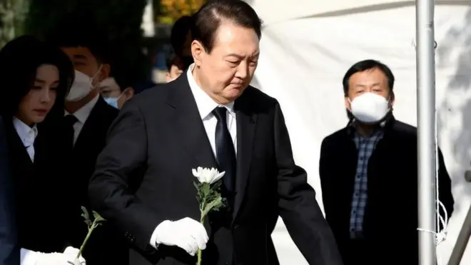 El presidente de Corea del Sur, Yoon Suk-yeol, y su esposa, Kim Kun-hee, depositaron flores en un altar en memoria de las víctimas.