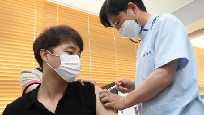 30세 이상 60세 미만 예비군과 민방위대원 등에 대한 얀센 백신 접종이 10일 시작됐다