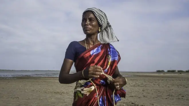 Selvi tak pernah mengenyam pendidikan formal dan harus membantu ibunya sejak masih belia.